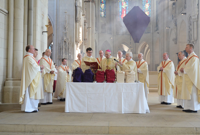 Im Altarraum des Dom stehen der Bischof und die Dechanten um die Gefäße mit den Heiligen Ölen herum, die der Bischof segnet. Im Altarraum des Dom stehen der Bischof und die Dechanten um die Gefäße mit den Heiligen Ölen herum, die der Bischof segnet.