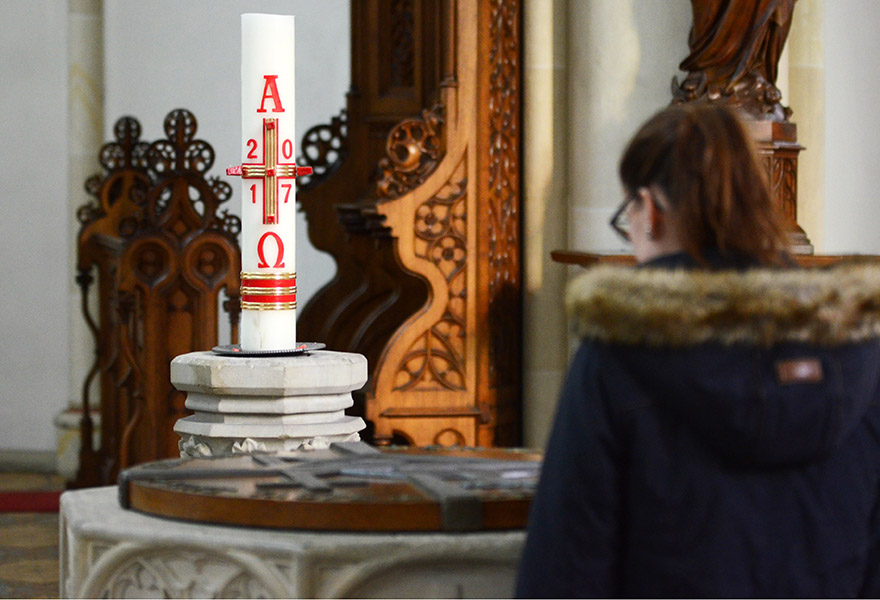 Nancy Böhnke steht am Taufbecken in der St.-Ida-Basilika in Herzfeld. 