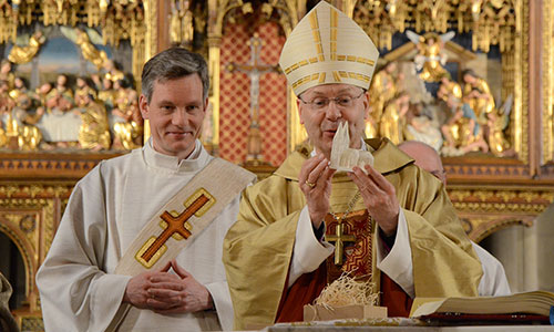Weihbischof Zerkörn hält ein Modell des Billerbecker Doms in den Händen.