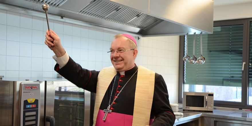 Weihbischof Dr. Christoph Hegge segnete unter anderem die neue Küche im Gertrudenstift in Rheine.