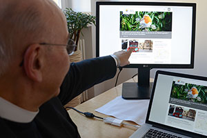 Bischof Genn betrachtet die neue Website Bischof Genn betrachtet die neue Website