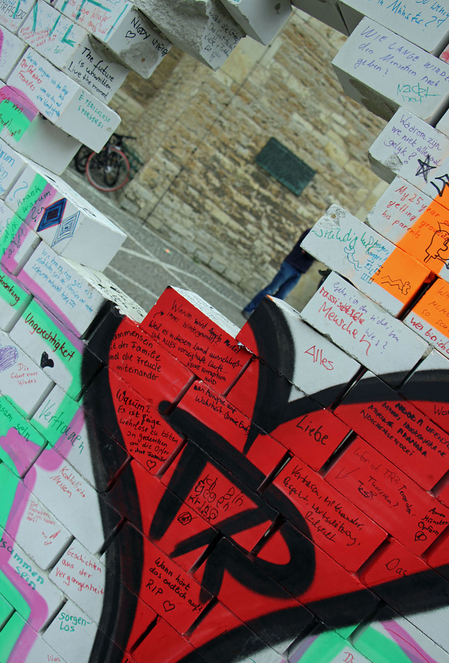 Beschriftete Mauer vor der Jugendkirche "effata". Beschriftete Mauer vor der Jugendkirche "effata".