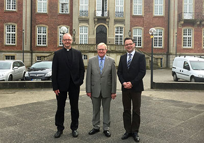 Dr. Jochen Reidegeld, Reinhold Sendker und Dr. Oliver Niedostadek stehen vor der Loburg. Dr. Jochen Reidegeld, Reinhold Sendker und Dr. Oliver Niedostadek stehen vor der Loburg.