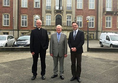 Dr. Jochen Reidegeld, Reinhold Sendker und Dr. Oliver Niedostadek stehen vor der Loburg.