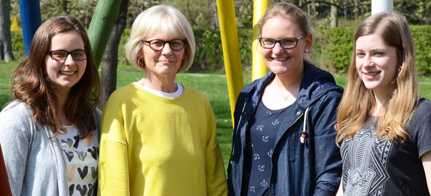 Lehrerin Maria Hüwe und ihre Schülerinnen Anna Lange, Leonie Thölking und Jule Kemming freuen sich auf die Kinderbetreuung während des Katholikentags in Münster.      