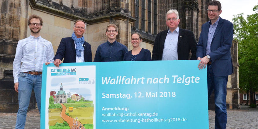 Mit einem Banner werden die Organisatoren für die Wallfahrt nach Telgte.