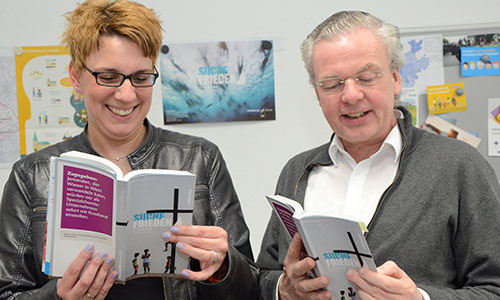 Stephanie Krahnenfeld und Johannes Arntz lesen im Katholikentagsprogramm.