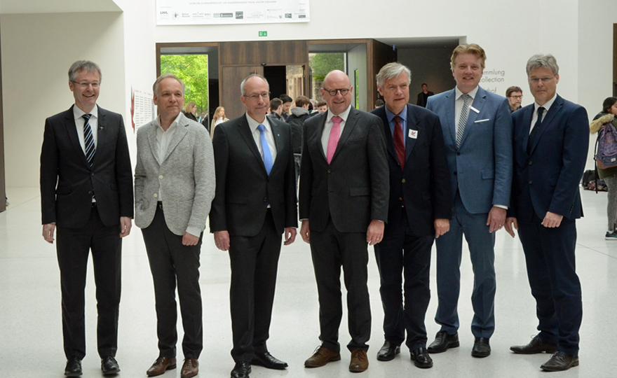 Gruppenbild vor der Ausstellungseröffnung mit (von links) Norbert Köster, Markus Müller, Matthias Löb, Markus Lewe, Hermann Arnhold, Dr. Uwe Koch von der Sparkasse Münsterland Ost und Michael Quante. 