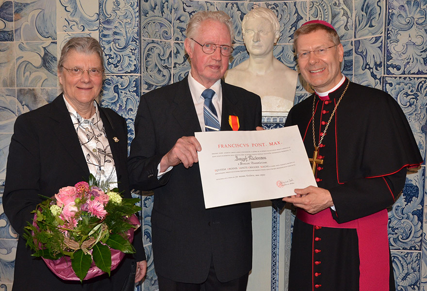 Josef Kückmann und seine Ehefrau Doris mit Weihbischof Zekorn und der Urkunde zur Verleihung des Gregorius-Ordens Josef Kückmann und seine Ehefrau Doris mit Weihbischof Zekorn und der Urkunde zur Verleihung des Gregorius-Ordens