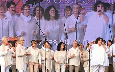 Die "Voices unlimited" singen. Die "Voices unlimited" singen.