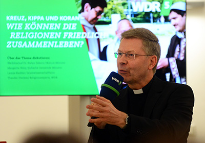 Weihbischof Zekorn spricht ins Mikrophon. Weihbischof Zekorn spricht ins Mikrophon.