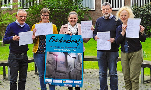 Fünf Schulseelsorger werben mit Briefen und einem Plakat für die Ausstellung. Fünf Schulseelsorger werben mit Briefen und einem Plakat für die Ausstellung.