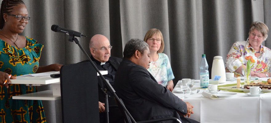Agnes Gandaa dankte Münsters Bischof Dr. Felix Genn für die Einladung zum Katholikentag nach Münster.