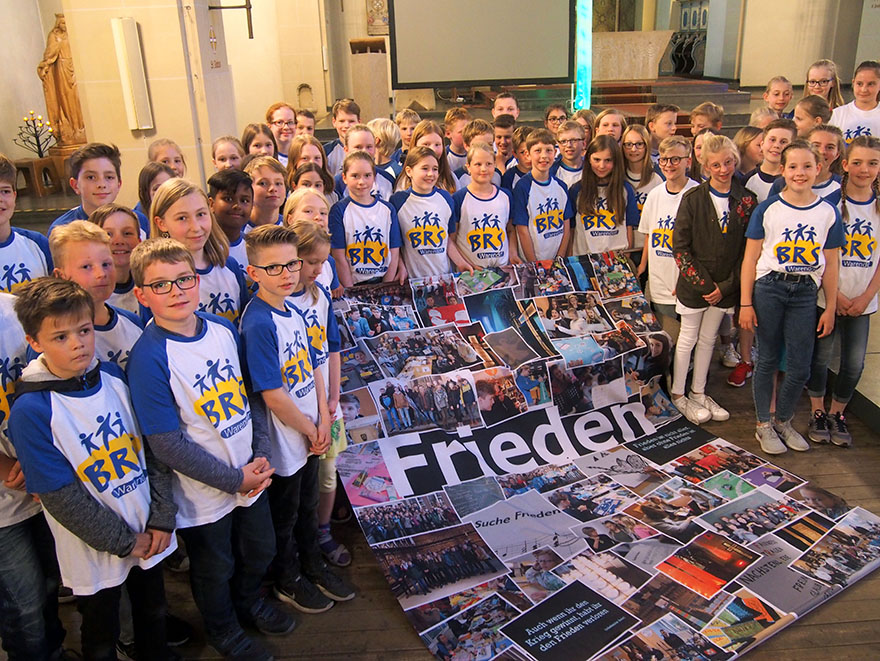 Schüler freuen sich über die neue Friedens