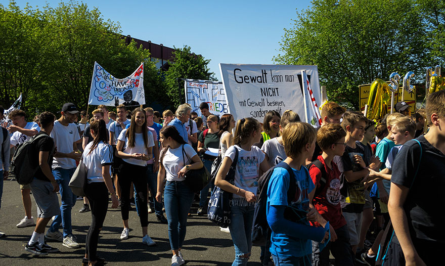 1500 Friedensschüler sind um den Aasee marschiert. 