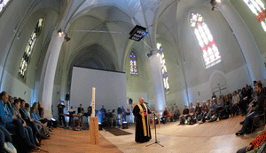 Bischof Felix spricht bei der Jugendkatechese in der Effata-Kirche Bischof Felix spricht bei der Jugendkatechese in der Effata-Kirche