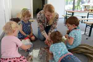 Deborah Porst, Studierende am Alexandrine-Hegemann-Berufskolleg, bemalt den Kindern einen Spiegel während der Kinderbetreuung auf dem Katholikentag in Münster.