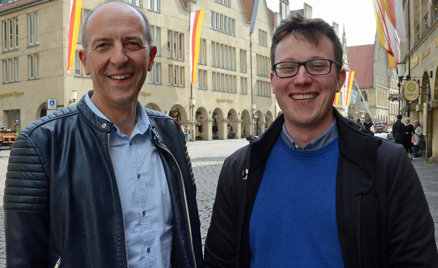 Heinrich Thoben (links) und Niklas Belting stehen auf dem Prinzipalmarkt in Münster.