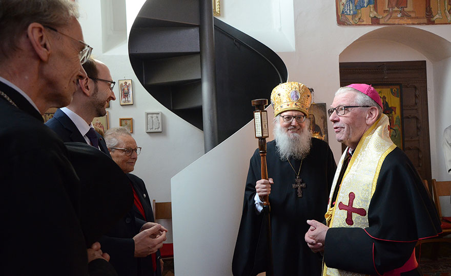 Gäste gratulieren dem Erzpriester Dr. Heinrich Michael Knechten, der neben Weihbischof Dieter Geerlings steht.