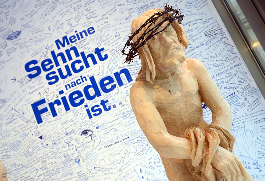 Kunstaktion im Kirchenfoyer