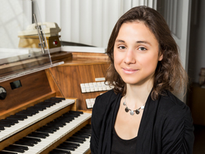 Maryam Haiawi sitzt vor der Orgel Maryam Haiawi sitzt vor der Orgel