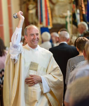 Neupriester Heinrich Thoben segnet die Festgemeinde Neupriester Heinrich Thoben segnet die Festgemeinde