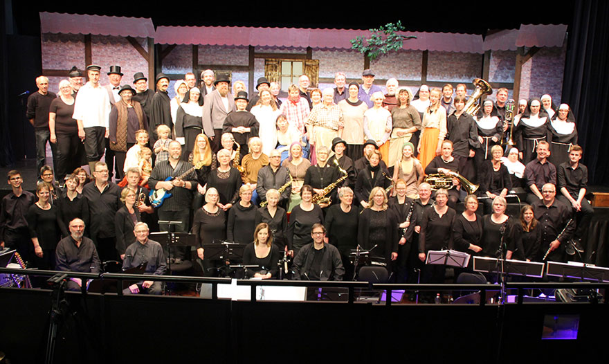 Gruppenbild des gesamten Ensembles. Gruppenbild des gesamten Ensembles.
