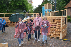 Gäste besuchen die Bistumspäsentation