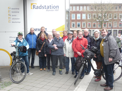 Gruppenbild mit Fahrrädern