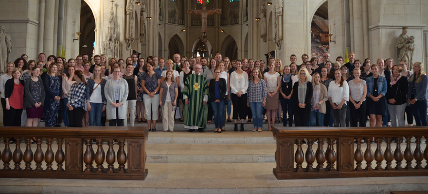 Die rund 100 Lehrkräfte, die 2017 die Missio canonica erhalten haben, stellten sich anschließend auf den Stufen im Altarraum des Doms zu einem Gruppenbild mit Weihbischof Dieter Geerlings.