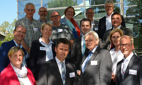 Die Kooperationspartner haben sich zum Gruppenbild aufgestellt. Die Kooperationspartner haben sich zum Gruppenbild aufgestellt.