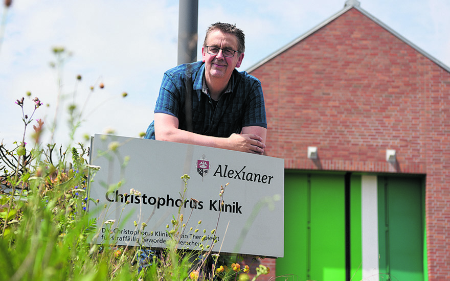 Uwe Holtgreve vor der Christophorus-Klinik.