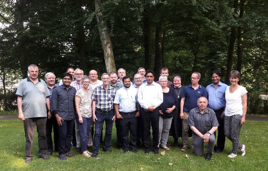 Die Mitglieder der Pastoralkonferenz haben sich zum Gruppenbild aufgestellt.