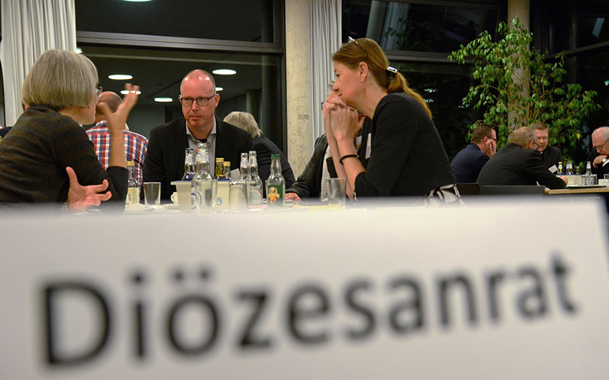 Mitglieder des Diözesanrates diskutieren am Tisch.
