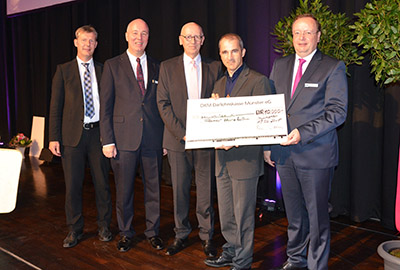 Eine Spende in Höhe von 10.000 Euro überreichten die DKM-Vorstandsmitglieder Gerrit Abelmann, Christoph Rocksloh (von links) und Christoph Bickmann (rechts) sowie der Aufsichtsratsvorsitzende Ulrich Hörsting (Mitte) an Pater Levi dos Anjos Ferreira von den Herz-Jesu-Priestern. Eine Spende in Höhe von 10.000 Euro überreichten die DKM-Vorstandsmitglieder Gerrit Abelmann, Christoph Rocksloh (von links) und Christoph Bickmann (rechts) sowie der Aufsichtsratsvorsitzende Ulrich Hörsting (Mitte) an Pater Levi dos Anjos Ferreira von den Herz-Jesu-Priestern.