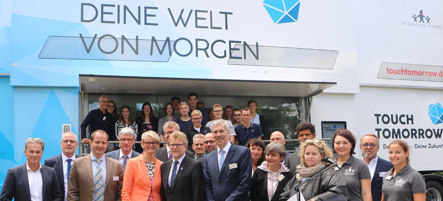 Bundesbildungsministerin Karliczek und weitere Besucher vor dem Truck auf dem Gelände der Fürstenbergschulen in Recke.