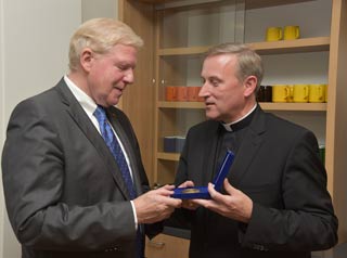 Weihbischof Wilfried Theising überreicht Dr. Rudolf Kösters die Ehrenmedaille des BMO in Gold