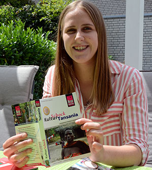 Lara Bender liest einen Reiseführer über Tansania. Lara Bender liest einen Reiseführer über Tansania.