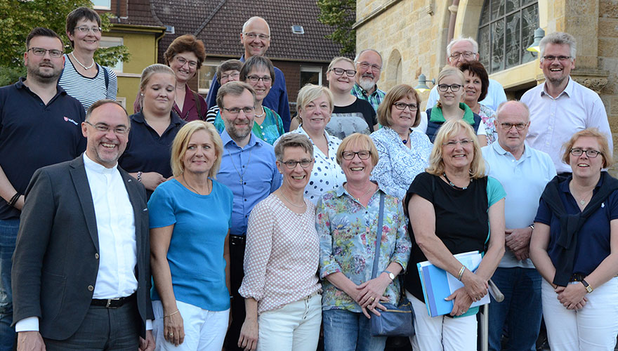 Die Mitglieder haben sich zum Gruppenbild aufgestellt.