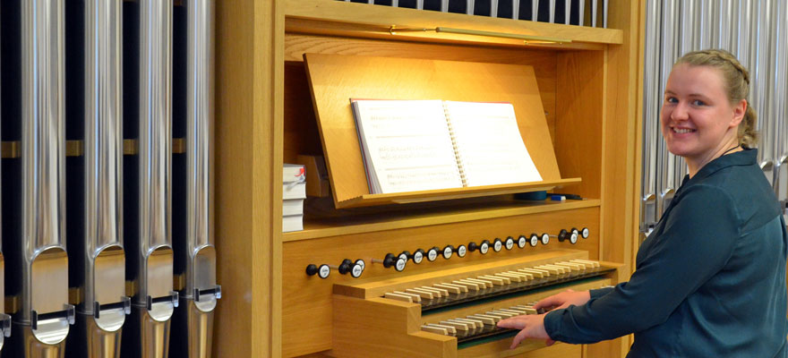 Katharina Böseler an der Orgel.