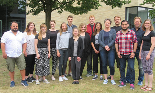 Die Teilnehmerinnen und Teilnehmer haben sich zum Gruppenbild aufgestellt. Die Teilnehmerinnen und Teilnehmer haben sich zum Gruppenbild aufgestellt.