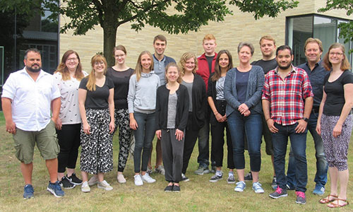 Die Teilnehmerinnen und Teilnehmer haben sich zum Gruppenbild aufgestellt.