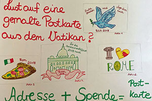 Auf dem Plakat sind vier selbst gestaltete Postkartenmotive zu sehen: Eine Friedenstaube für das Motto, ein Stück Pizza, der Petersdom und I love Rome.