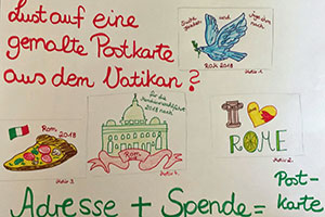 Auf dem Plakat sind vier selbst gestaltete Postkartenmotive zu sehen: Eine Friedenstaube für das Motto, ein Stück Pizza, der Petersdom und I love Rome. Auf dem Plakat sind vier selbst gestaltete Postkartenmotive zu sehen: Eine Friedenstaube für das Motto, ein Stück Pizza, der Petersdom und I love Rome.