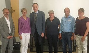 Kulturdezernent Georg Veit, Regierungspräsidentin Dorothee Feller, LVHS-Direktor Michael Gennert, Dr. Birgit Marx, Josef Everwin und Larissa Rathmer haben sich zum Gruppenbild aufgestellt.