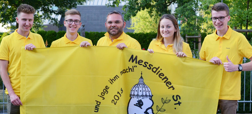 Raphael Paganetty, Johannes Paganetty, Pastor Thorsten Brüggemann, Anja Frieler und Florian Leuker (von links) haben für die Eper Messdiener die Wallfahrt nach Rom vorbereitet.