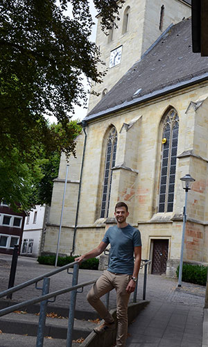 Jens König-Upmeyer steht vor der St. Dionysius-Kirche in Havixbeck