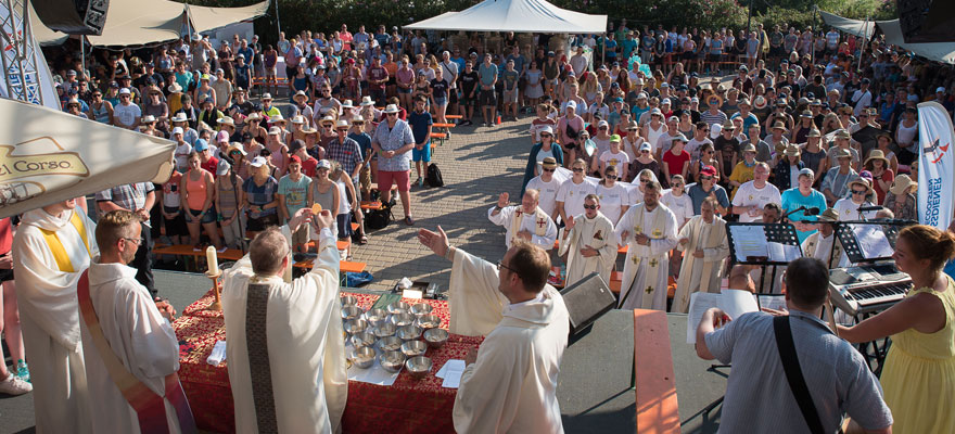 Die 1.800 Messdienerinnen und Messdiener aus dem Bistum Münster feierten mit Weihbischof Dr. Christoph Hegge einen Gottesdienst unter freiem Himmel.