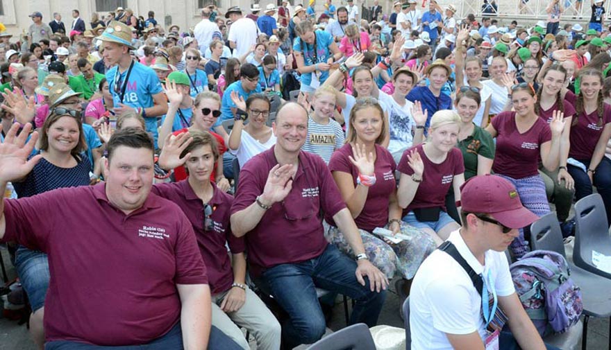 Die Messdiener aus Duisburg waren bei der Papstaudienz ganz vorne dabei. 