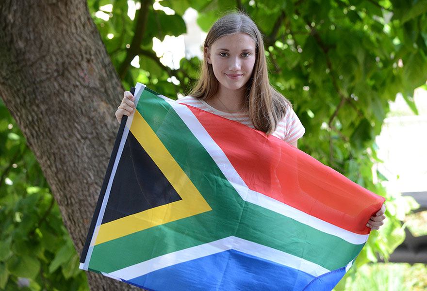 Pia Bayer hält die südafrikanische Fahne in den Händen.